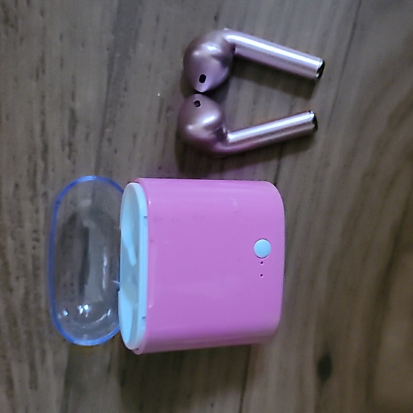 Pink earbuds. Can be used with both androids and iphones. - Picture 3 of 5